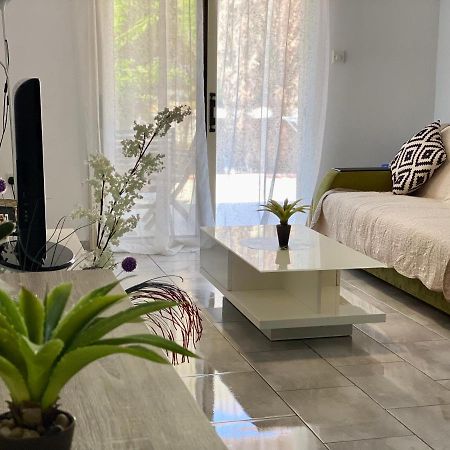Beautiful Apartment Near The Sea And A Large Private Garden Paphos ภายนอก รูปภาพ