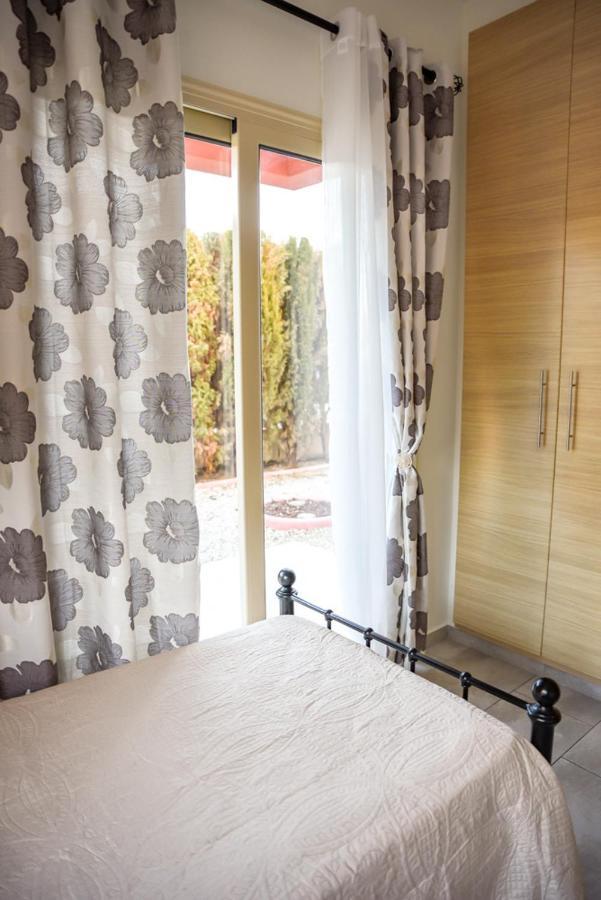 Beautiful Apartment Near The Sea And A Large Private Garden Paphos ภายนอก รูปภาพ