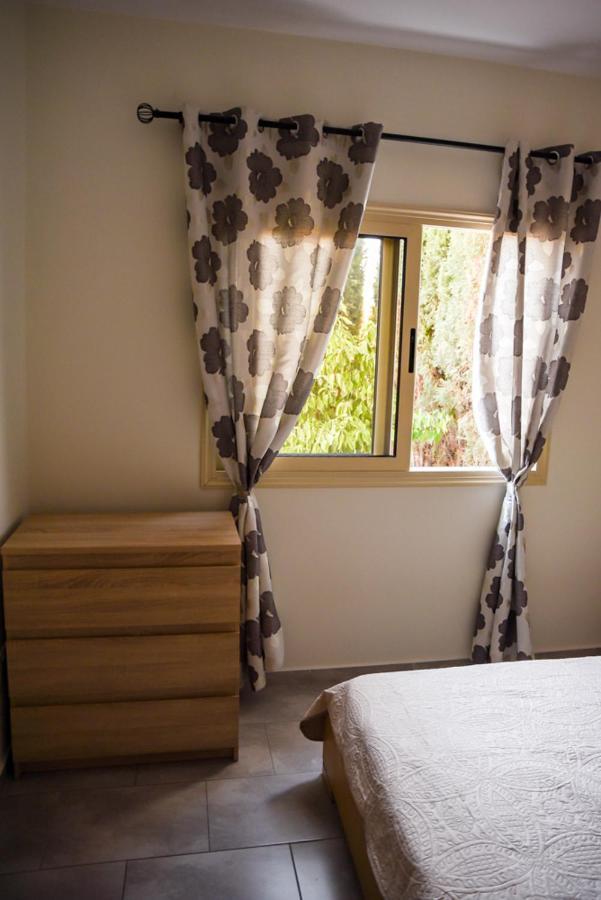 Beautiful Apartment Near The Sea And A Large Private Garden Paphos ภายนอก รูปภาพ