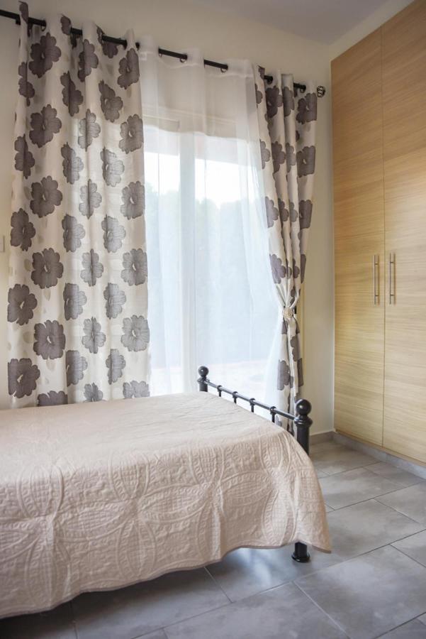 Beautiful Apartment Near The Sea And A Large Private Garden Paphos ภายนอก รูปภาพ