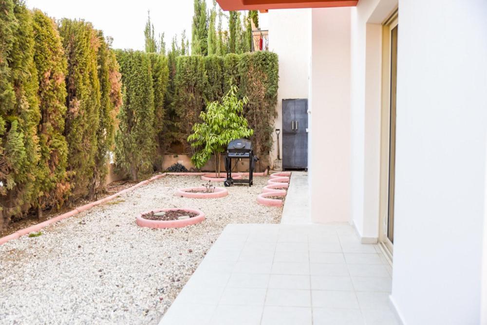 Beautiful Apartment Near The Sea And A Large Private Garden Paphos ภายนอก รูปภาพ