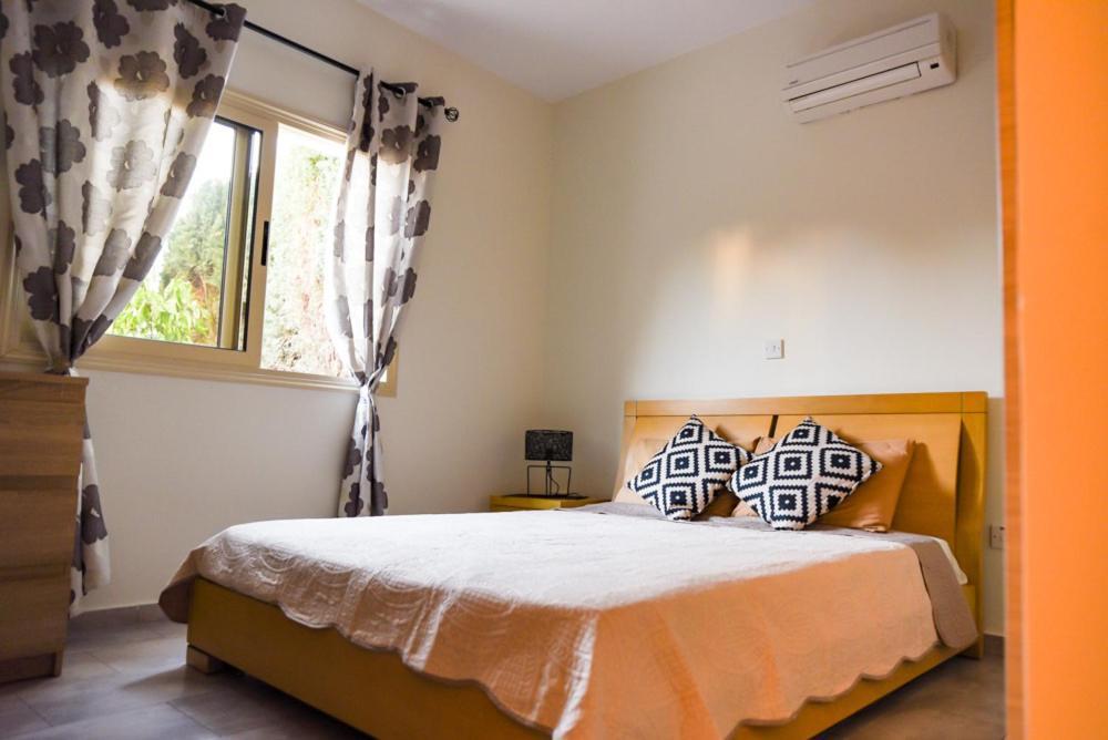 Beautiful Apartment Near The Sea And A Large Private Garden Paphos ภายนอก รูปภาพ