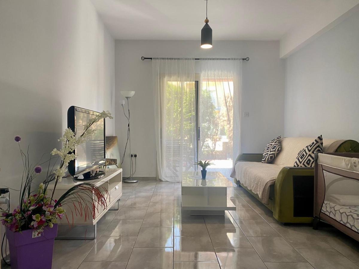 Beautiful Apartment Near The Sea And A Large Private Garden Paphos ภายนอก รูปภาพ